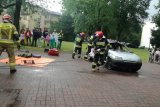 pokaz akcji ratowniczej, strażak przy samochodzie