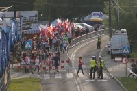 policjant kieruje ruchem na przejściu dla pieszych na drodze