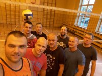 zdjecie grupowe na sali, mężczyżni w strojach sportowych