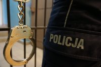 napis policja na mundurze i kajdanki