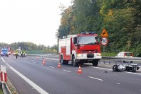 miejsce wypadku drogowego, policjanci wykonują oględziny