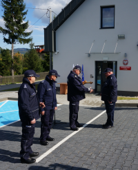 Uroczystość przed Posterunkiem Policji w Istebnej