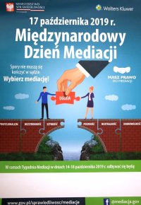 plakat, na nim most oraz dwie osoby trzymające element rozłączonego ( w jego centralnej części ) mostu, Międzynarodowy Dzień Mediacji