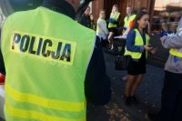 policjanci i uczniowie wręczają ciastka