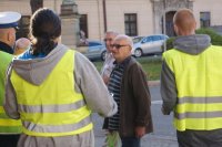 policjanci i uczniowie wręczają ciastka