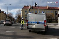 policjanci zabezpieczają mecz i kierują ruchem