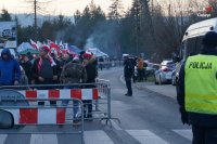 policjanci a drodze kierują ruchem kibiców