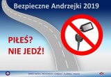 plakat przedstawiający drogę i klucze do samochodu- bezpieczne andrzejki 2019 - piłeś ? nie jedź!