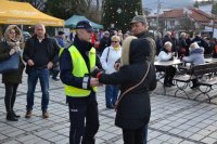 policjanci rozdają odblaski