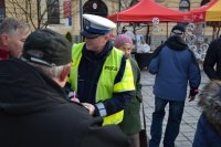 policjanci rozdają odblaski