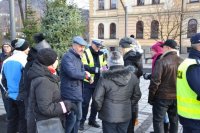 policjanci rozdają odblaski