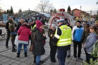 policjanci rozdają odblaski