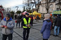 policjanci rozdają odblaski