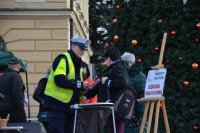 policjanci rozdają odblaski