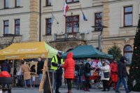 policjanci rozdają odblaski