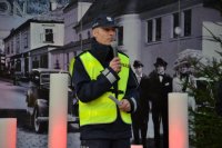 policjanci rozdają odblaski