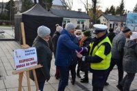 policjanci rozdają odblaski