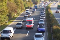 karetka jedzie na sygnale, samochody usuwają się, tworzą korytarz życia