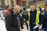 policjant rozdaje odblaski