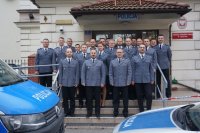 policjanci ustawieni przed komendą