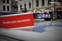 policja i autobus krwiodawstwa w tle