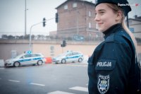 policjantka obserwuje ruch drogowy