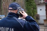 policjant rozmawia przez telefon