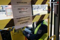 kartka z zapisem- informację, wokół taśma w kolorze żółto czarnym