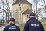 patrol policji i straży miejskiej , funkcjonariusze idą, widok z tyłu