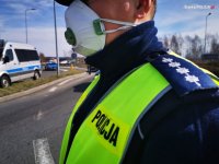 policjant w maseczce ochronnej na twarzy