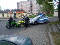 motocykliści przy radiowozie policyjnym