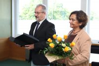 starosta Mieczysław Szczurek po lewej, po prawej wicestarosta Janina Żagan trzyma kwiaty