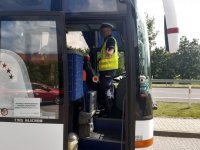 policjant stoi w autobusie