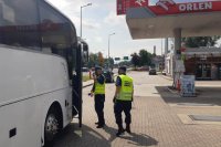 mundurowi wchodzą do autobusu