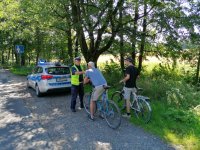 policjant kontroluje na drodze