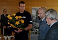 policjant otrzymuje kwiaty
