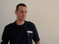 policjant Piotr GLenc, zdjęcie od pasa