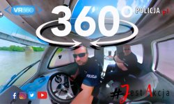 cyfra 360 , pod nią policjant kierujący łodzią  patrzący w obiektyw