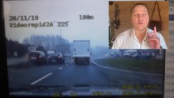 zdjęcie przedstawia samochody poruszające się autostradą widoczne z pozycji kierowcy, w prawym górnym rogu wpisany obraz z twarzą mówiącego mężczyzny- Łukasz Golec z zespołu Golec uOrkiestra