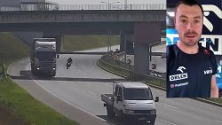 grafika- widok motocyklisty na autostradzie, w prawym górnym rogu twarz mężczyzny komentującego zachowanie motocyklisty