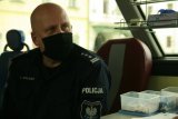 Komendant Powiatowy Policji w Cieszynie insp. Jacek Stelmach siedzi w maseczce na twarzy