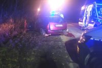 uszkodzony pojazd na poboczu, noc, w pobliżu pojazdy służb ratowniczych
