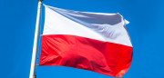 flaga Polski na maszcie, w tle niebo