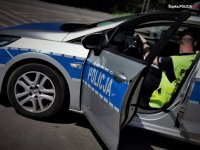 policjant w radiowozie, dzień