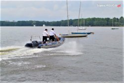 dzień, akwen wodny, policyjna motorówka, policjanci