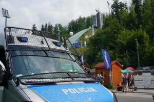 radiowóz policji, w tle skocznia, dzień