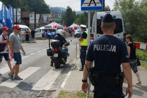 dzień, przejście dla pieszych, ludzie, policjanci