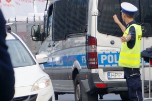 policjant kieruje ruchem dzień