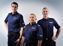 grafika-trzech policjantów obok siebie pozuje do zdjęcia w mundurach