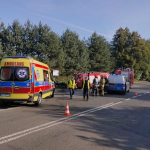 miejsce wypadku, skrzyżowanie, droga, dzień, pojazdy służb ratowniczych, słoneczna pogoda